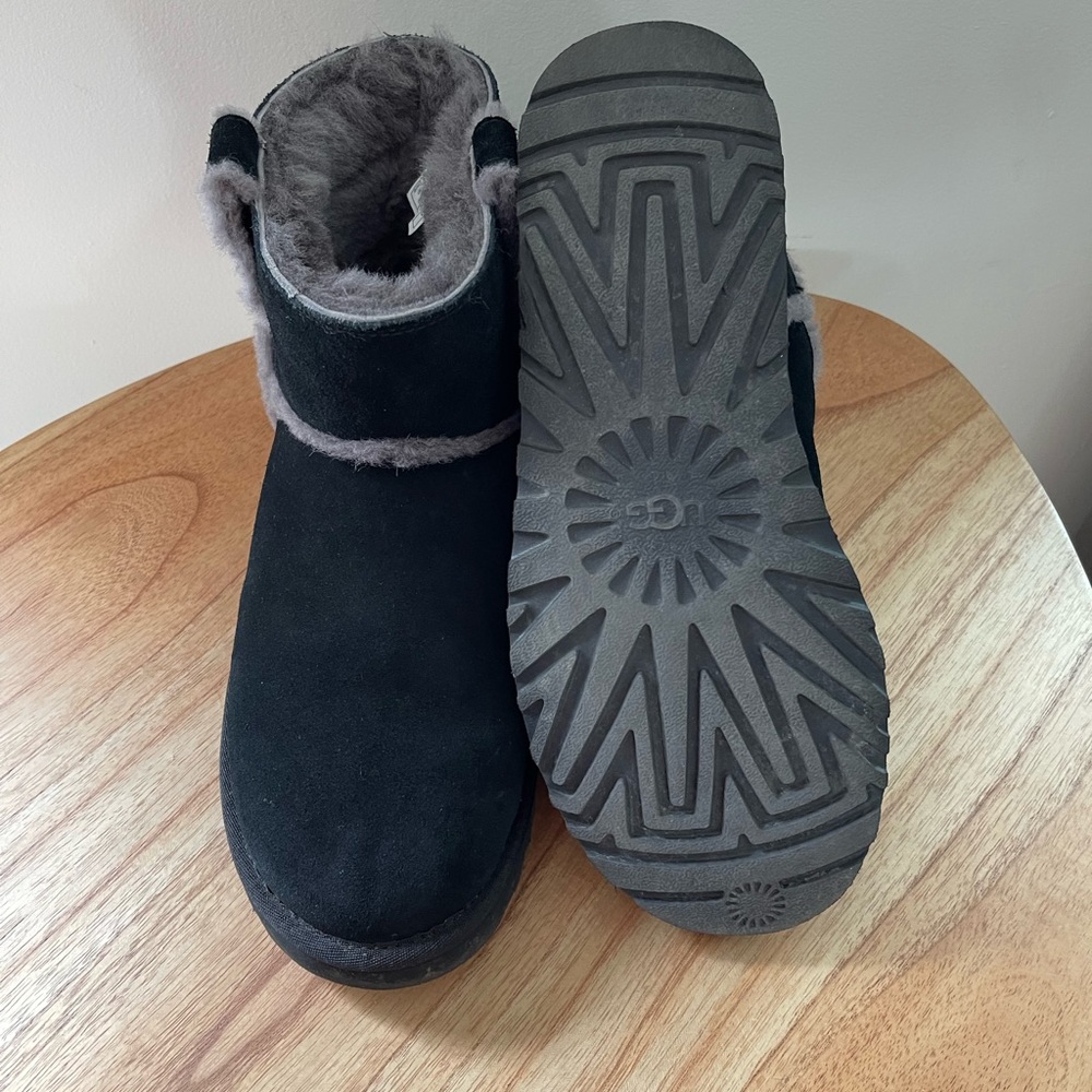 NWOT Mini Black Uggs Size 9